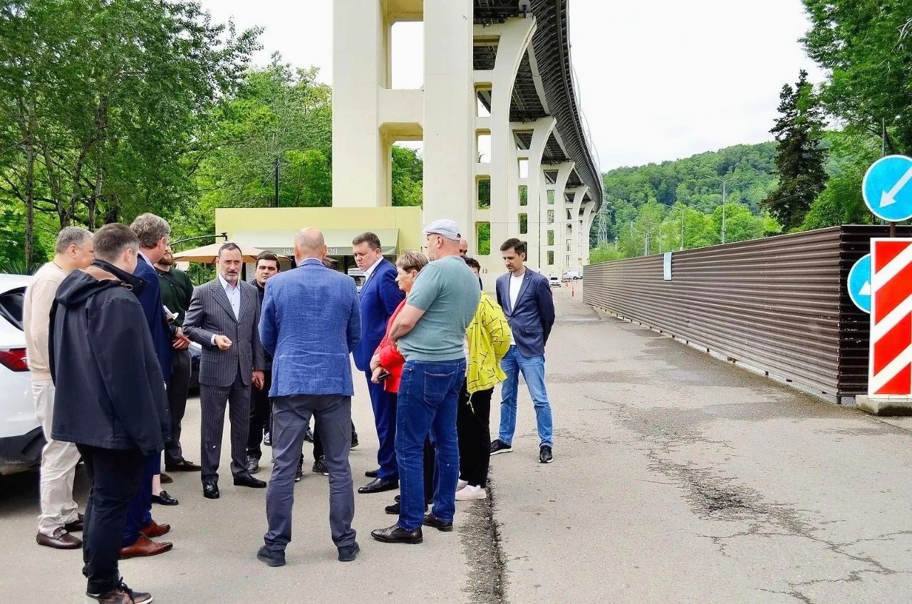 Депутат ЗСК Виктор Тепляков посетил сквер на Мацесте в Сочи