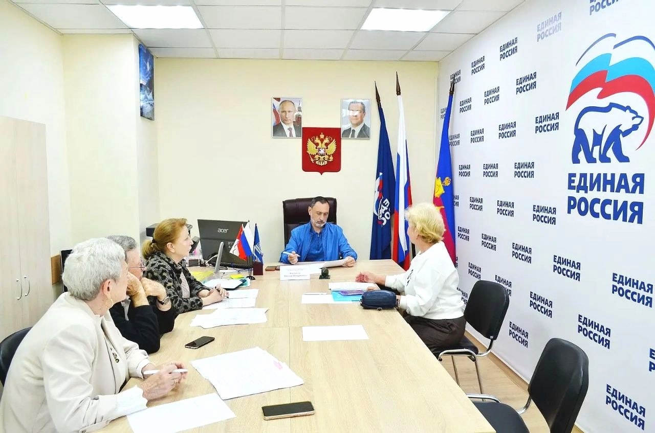 Депутат ЗСК Виктор Тепляков встретился с жителями Сочи в приёмной ЕР