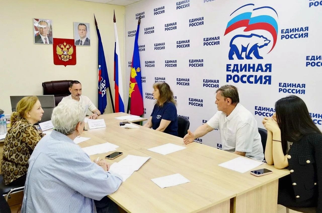 Депутат Законодательного Собрания Виктор Тепляков провел приём граждан в Общественной приёмной