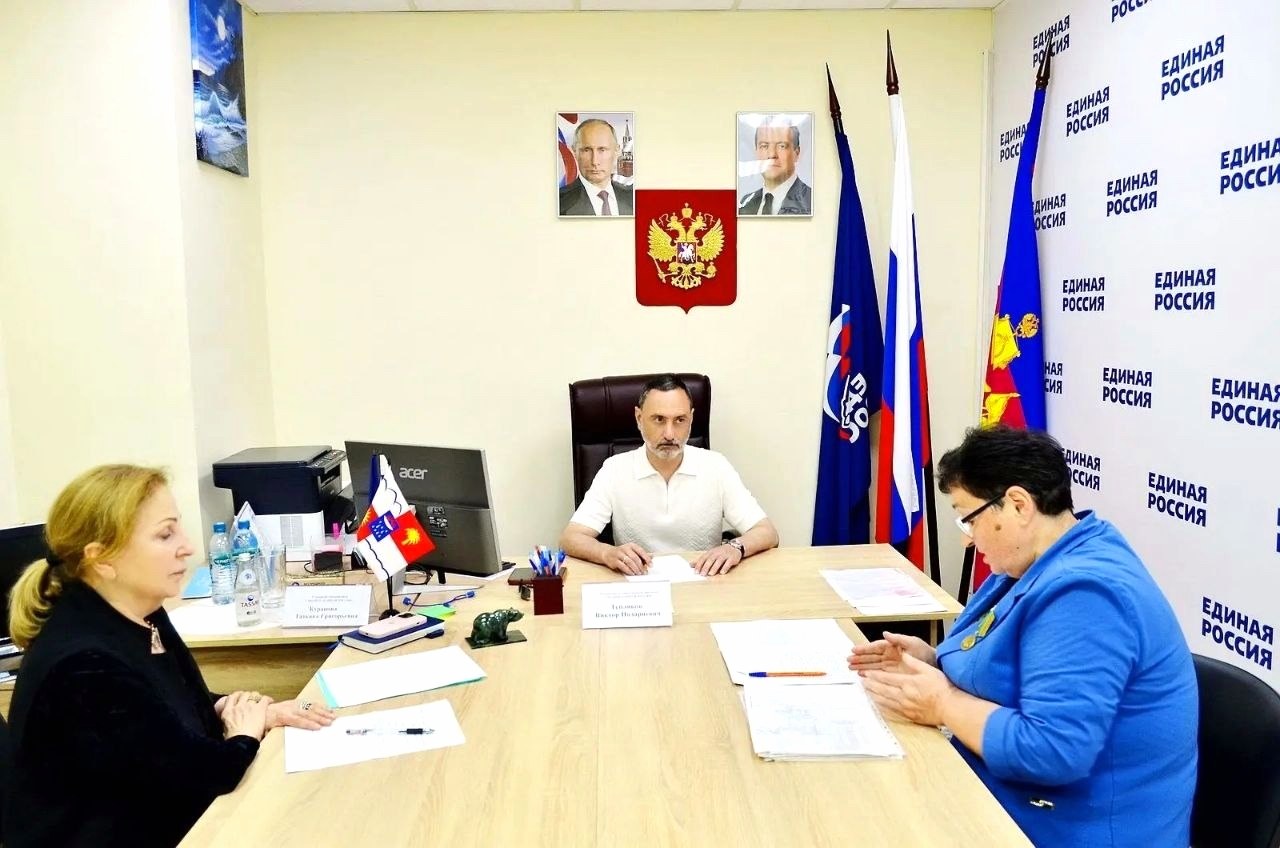Депутат ЗСК Виктор Тепляков обсудил вопросы граждан в Общественной приёмной ЕР