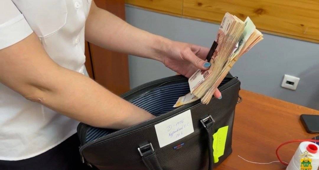Задержан курьер мошенников в Сочи, пытавшийся перевести 1,8 млн рублей