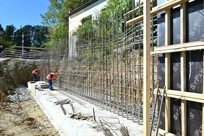 Укрепление склона после оползня в Хостинском районе Сочи продолжается
