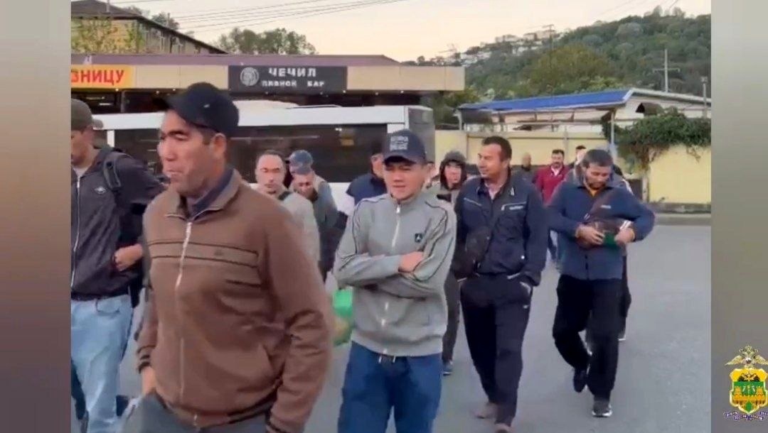 Более 200 иностранных граждан доставили в полицию после проверок на стройках Сочи