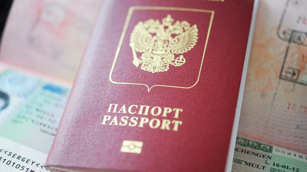 МВД предупредило о мошенниках, обещающих оформить биометрический загранпаспорт
