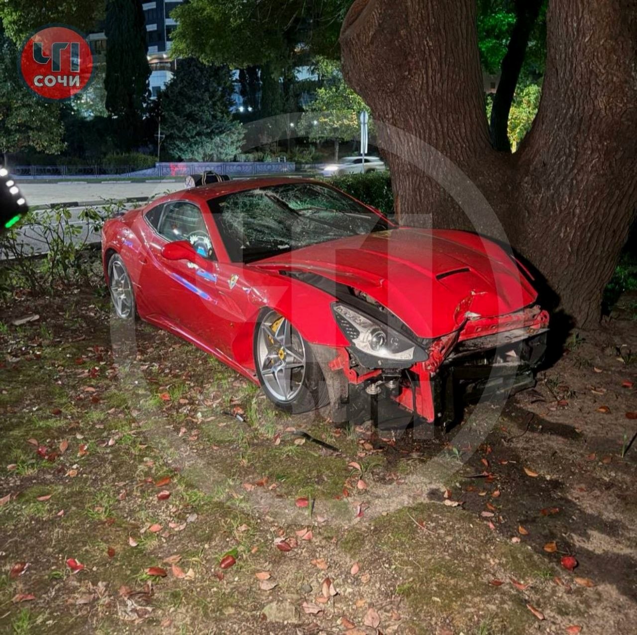Спорткар Ferrari California попал в аварию в Сочи